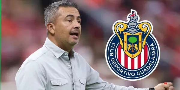 Ortega y el escudo de Chivas/FOTO: La Afición