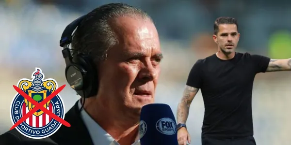 Orvañanos narrando y Gago con el escudo de Chivas/FOTO: Récord