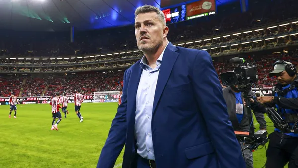Óscar García dejó de ser DT de Chivas y revelan en el partido vs Pumas sus posibles reemplazos | foto: X @chivas