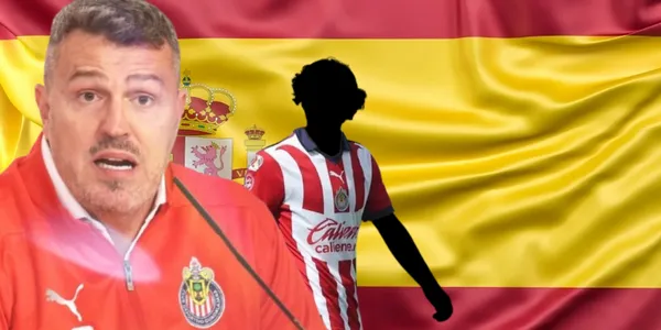 Òscar García junto a futbolista incógnito de Chivas / FOTO GETTY IMAGES