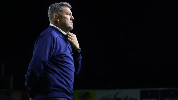 Óscar García se molestó en rueda de prensa pese a conseguir primer triunfo con Chivas | Foto: @oscargarciaj