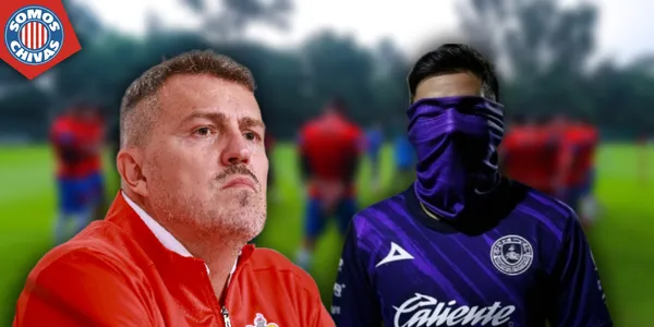 Óscar García y jugador sin rostro de Mazatlán FC (Fuente: MEXSPORT / GROK)