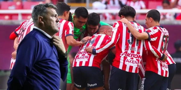 Óscar García y jugadores de Chivas (Fuente: MEXPSORT)