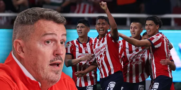 Óscar García y jugadores de Chivas (Fuente: MEXSPORT)
