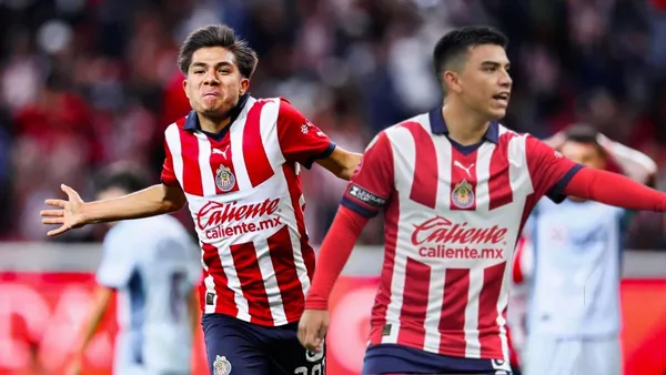 Padilla celebrando y el Nene dando indicaciones