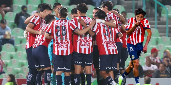 Padilla con jugadores de Chivas/FOTO: Podium Deportes