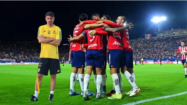 Pauno con Tigres y Jugadores de Chivas celebrando