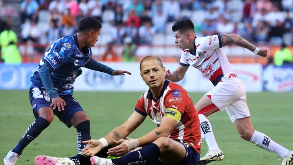 Pavél contra un defensa de Pachuca y chicharito en el suelo