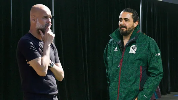 Pep Guardiola y Amaury Vergara (Foto tomada de: MexSport/The Idependent)