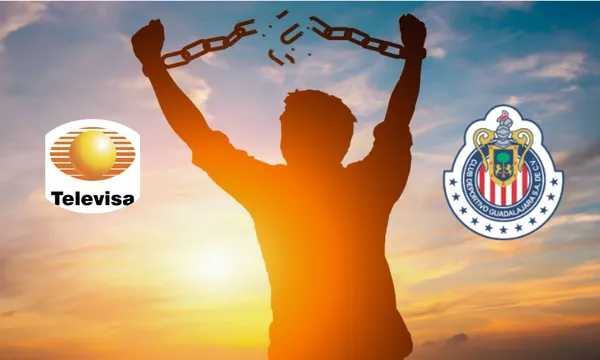 Persona rompe cadenas de sus manos, a la izquierda logo de Televisa, a la derecha el de Chivas / El Futbolero