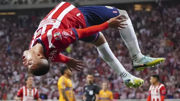 Piojo Alvarado dió la victoria a Chivas con un golazo después e haber fallado un penal | Foto: El10.com