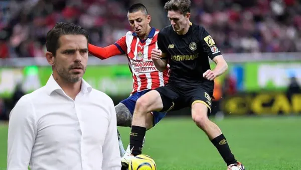 Piojo Alvarado disputando el balón con Marcel y Fernando Gago