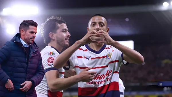 Piojo Alvarado festejando y Gago