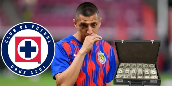 Piojo con Chivas y el escudo de Cruz Azul/FOTO: Cracks fútbol total