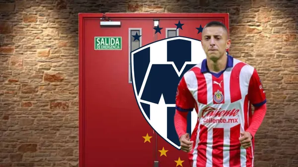 Piojo en la puerta de salida y el escudo de Rayados