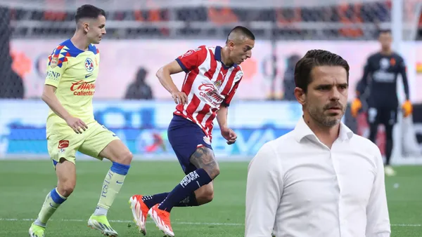 Piojo peleando el balón con Fidalgo y Gago