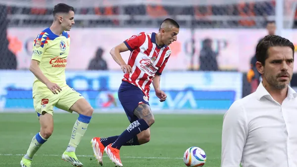 Piojo peleando el balón con Fidalgo y Gago observando