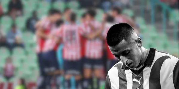 Piojo se lamenta con jugadores de Chivas/FOTO: Pódium Deportes