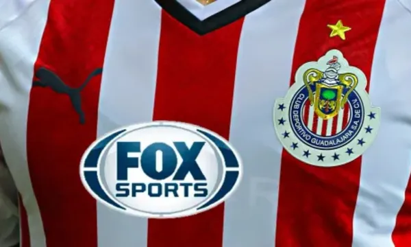 Playera de Chivas de Guadalajara junto con el escudo de FOX / Rebaño Pasión