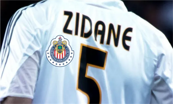 Playera de Zinedine Zidane con el escudo de las Chivas de Guadalajara / El País