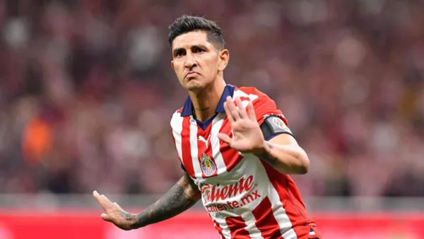 Pocho Guzmán celebrando con Chivas