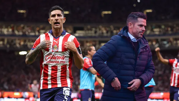 Pocho Guzmán celebrando y Fernando Gago