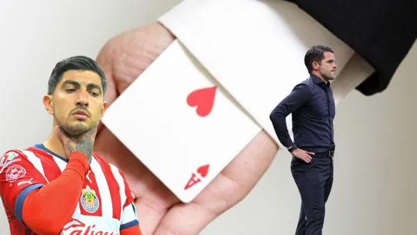 Pocho Guzmán con la playera de Chivas y Gago y un as bajo la manga