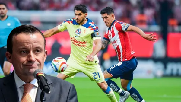 Pocho peleando el balón con Henry y Mikel Arriola