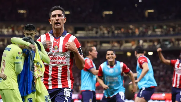 Pocho y jugadores de Chivas celebrando y los de América lloran