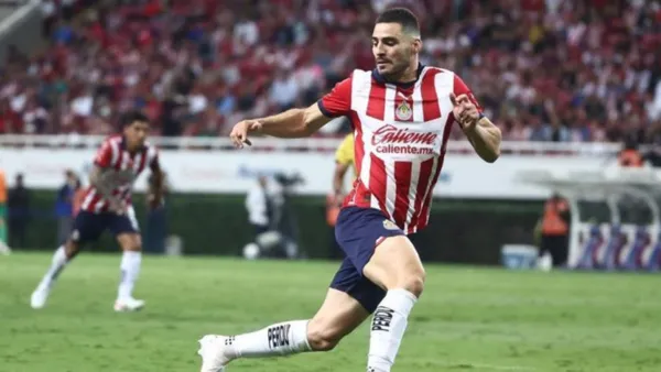 Pollo Briseño en un partido del Guadalajara