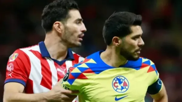 Pollo y Henry disputando un balón