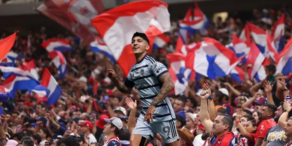 Pulido con la afición de Chivas/FOTO: Futbol Total