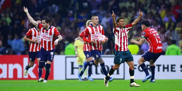 Ramón Ramírez con jugadores de Chivas