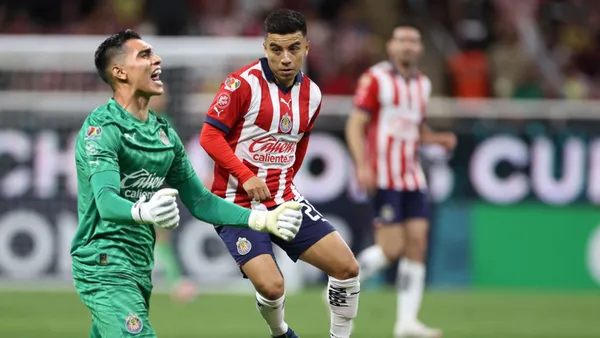 Raúl Rangel celebrando y el Nene en un partido de Chivas