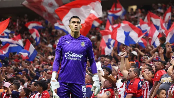 Raúl Rangel con la afición de Chivas