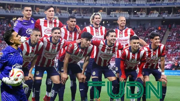 Raúl Rangel, jugadores de Chivas en la foto y logo de TUDN