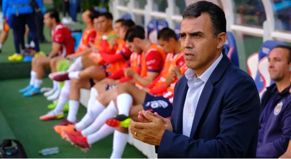 Ricardo Cadena lo tiene borrado y ni juega por lo que preferiría irse del equipo.