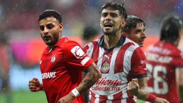 Ricardo Marín festejando con Chivas y Vega con la de Toluca