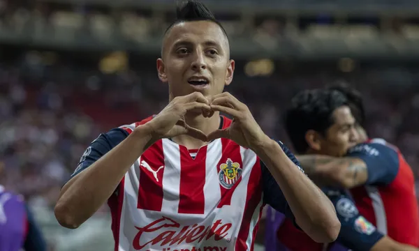 Roberto Alvarado festejando en el estadio de Chivas / TV Azteca