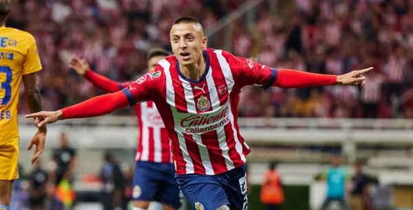 Roberto Alvarado fue el mejor jugador de Chivas en la liguilla y ahora podría salir del equipo.