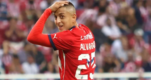 Roberto Alvarado juega un partido de fútbol en el estadio Akron / Imago 7
