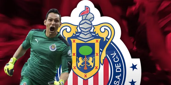 Rodolfo Cota junto al escudo de Chivas / FOTO ESTO
