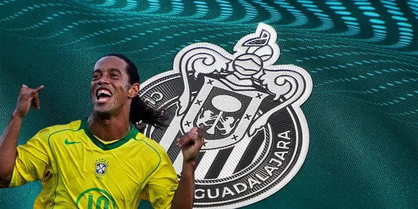Ronaldinho con la 10 de Brasil al lado del escudo de Chivas / FOTO CONMEBOL