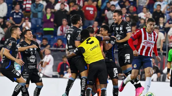 Ronaldo Cisneros con jugadores de gallos