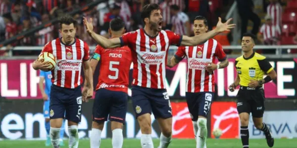Se llevó los aplausos de la afición, pero Antonio Briseño estaría muy cerca de salir de Chivas.