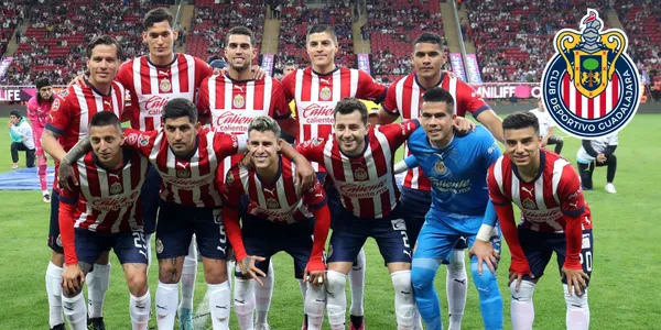 Sigue sin renovar su contrato y sería la primera baja de Chivas ni bien acabe la liguilla.