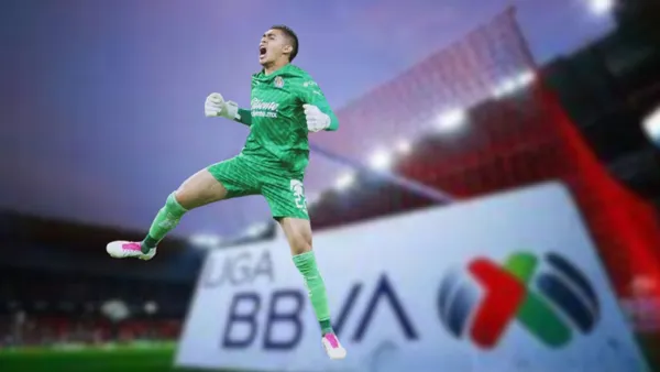 Tala celebrando frente el logo de la Liga Mx