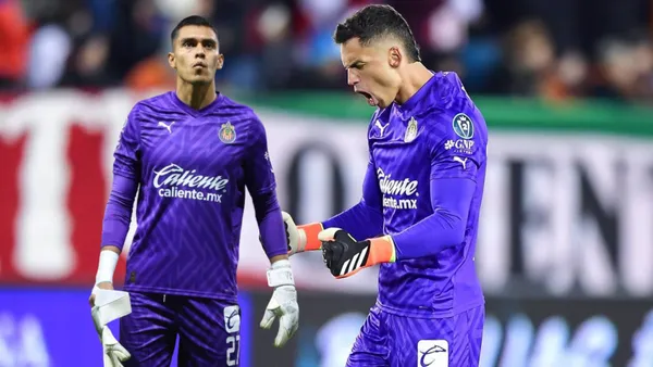 Tala Rangel con la de Chivas y Whalley celebrando