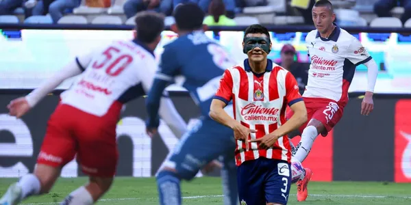 Tiba enmascarado y jugadores de Chivas vs Pachuca/FOTO: X Chivas
