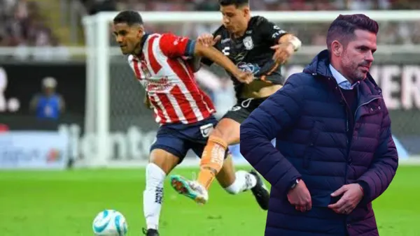 Tiba peleando el balón con jugador de Pachuca y Fernando gago